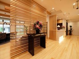 明るい木目調のロビー