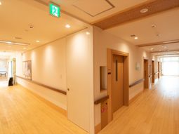 明るい廊下の風景