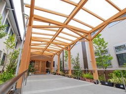 木製のモダンな中庭