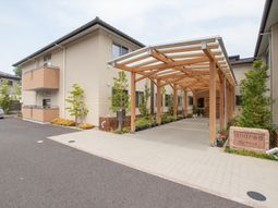 エントランスと植栽のある建物