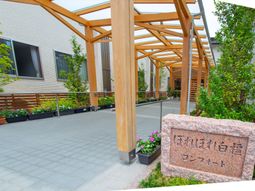 緑豊かな中庭通路