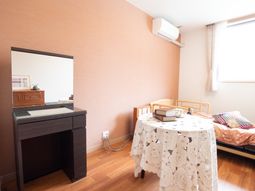 明るい居室の一角