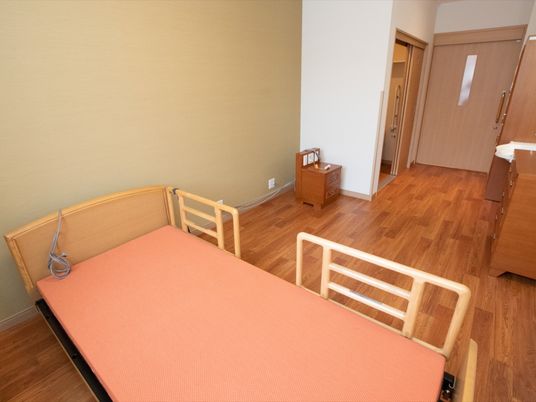居室のベッドと家具