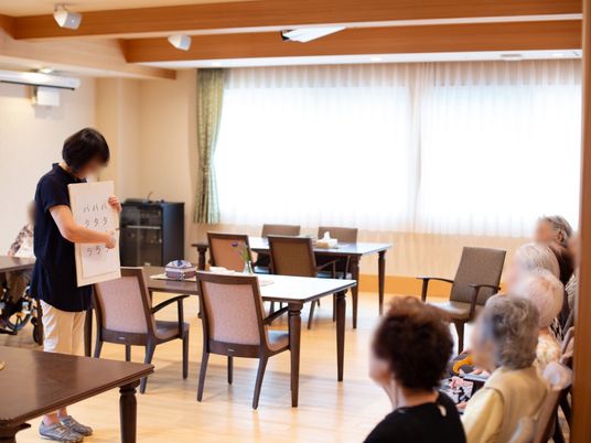 暖かい雰囲気の食堂