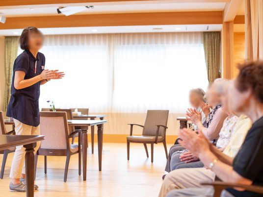 活動をするスタッフと利用者