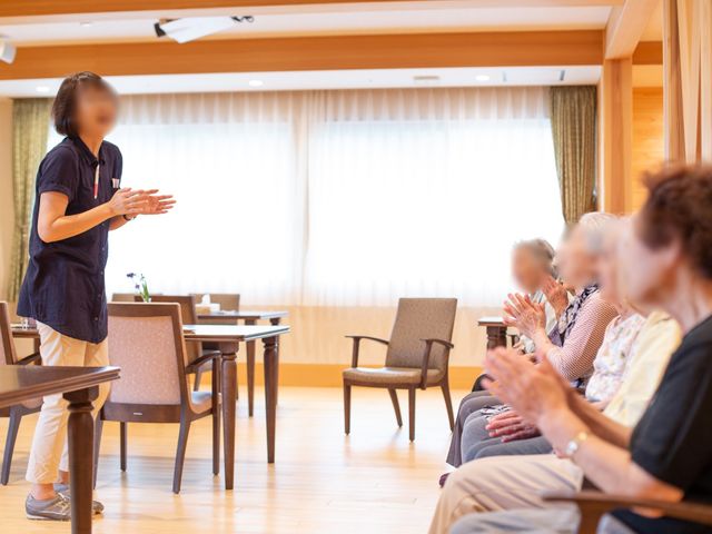 活動をするスタッフと利用者