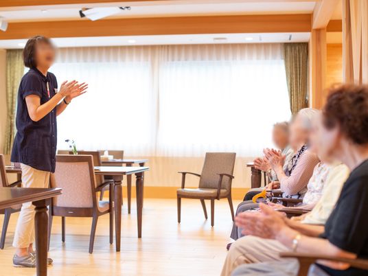 活動する人々と広間