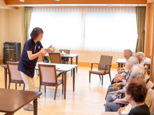 スタッフと入居者の様子