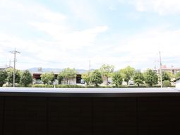 広々とした景色の窓辺