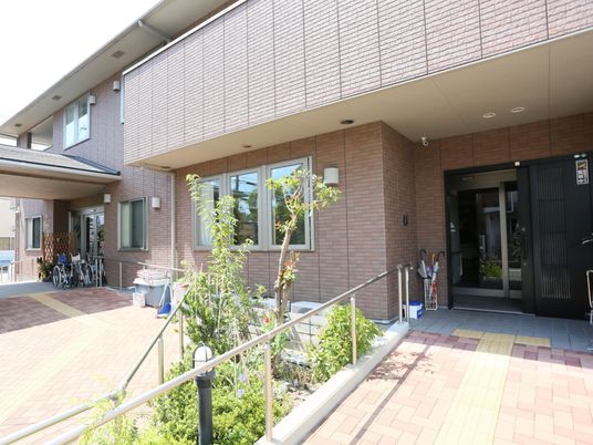 赤レンガ造りの建物入口