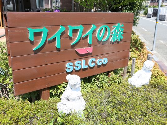 看板と彫像の風景