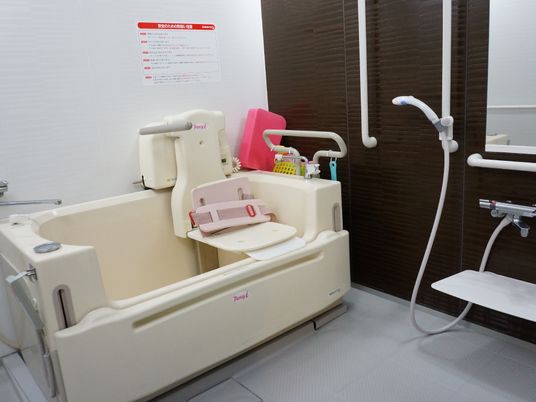 浴室には車椅子の方のための介護浴槽があるタイプもある。浴室の構造は通常と変わらず浴槽が介護用のものになっている。