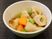 サムネイル 小鉢に盛られているのはちくわがたっぷりと入った煮物。ニンジンのオレンジ色や枝豆の緑色が加わり鮮やかに仕上がっている。