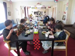 共有ダイニングでの食事風景