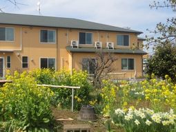 明るい外観と緑豊かな庭