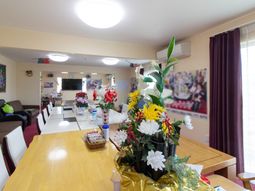 明るい食堂の様子