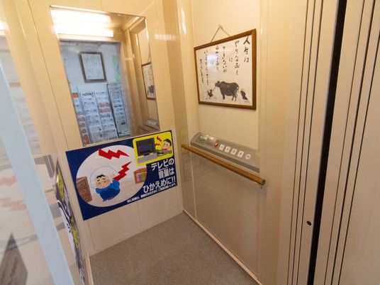 エレベーターの前の廊下