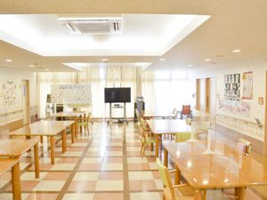 窓のある明るい食堂
