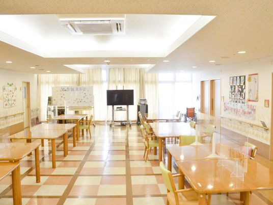 窓のある明るい食堂