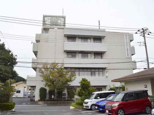 駐車場のある建物外観