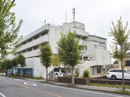 白い外壁の建物