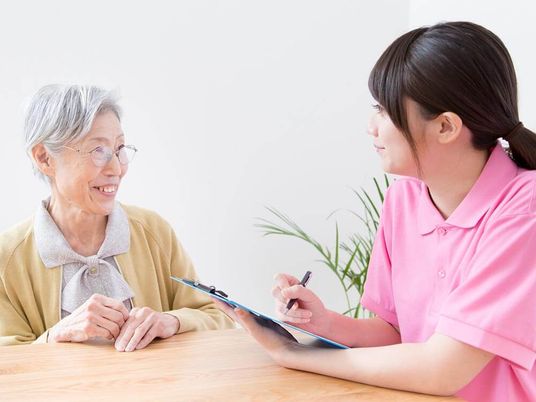 明るく話す職員と利用者