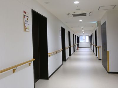 明るい病院の廊下