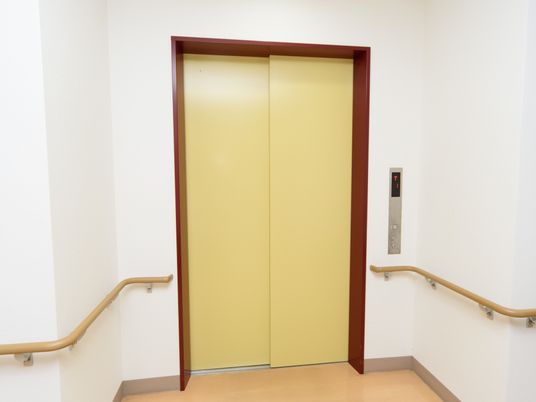 廊下にあるエレベーター