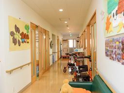 廊下に飾り付けと設備