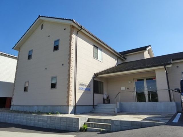明るい日差しの中庭