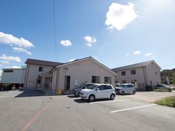 広々とした駐車場の施設外観