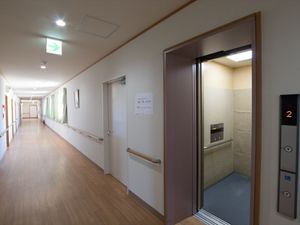広々とした廊下とエレベーター