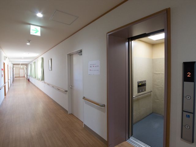 広々とした廊下とエレベーター
