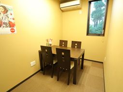 テーブルセットのある空間