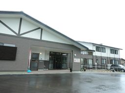 施設のエントランス外観