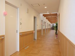 木目調の温かい廊下