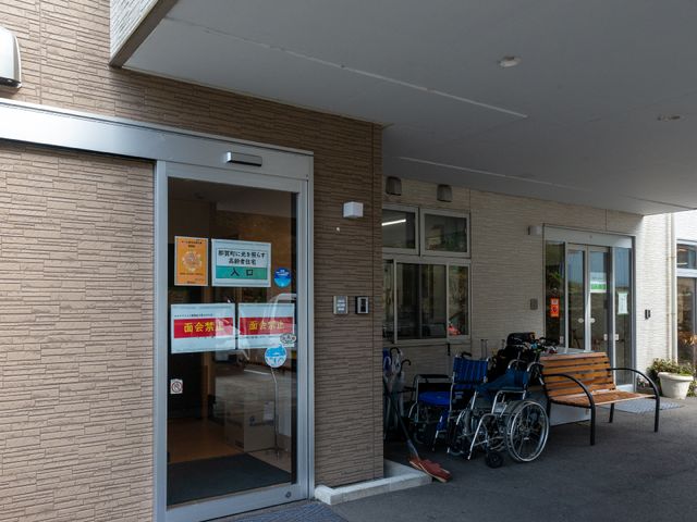 エントランスの外観 エントランス 手すりが設置された入口はバリアフリーで、車椅子が置かれたベンチも備え、訪れる方を温かく迎えます。