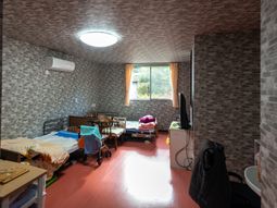 明るい個室の居室空間