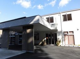 明るい日差しのエントランス