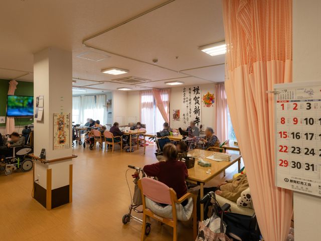 共用スペースの活動風景 共有スペース 広々とした食堂で楽しそうに活動中の利用者の皆さん。和やかな雰囲気の中で食事やコミュニケーションが楽しめそうです。
