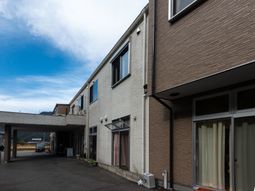 広々とした建物のエントランス