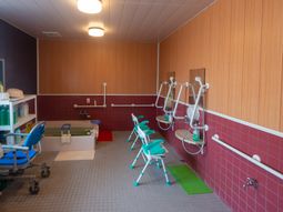 バリアフリーの明るい浴室