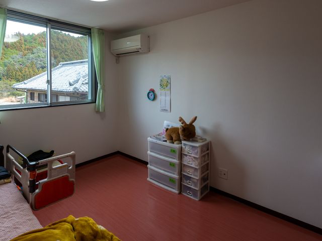清潔な居室内観 居室 日当たりのいい安らぎの個室です。窓から見える自然の景色が心を和ませてくれます。