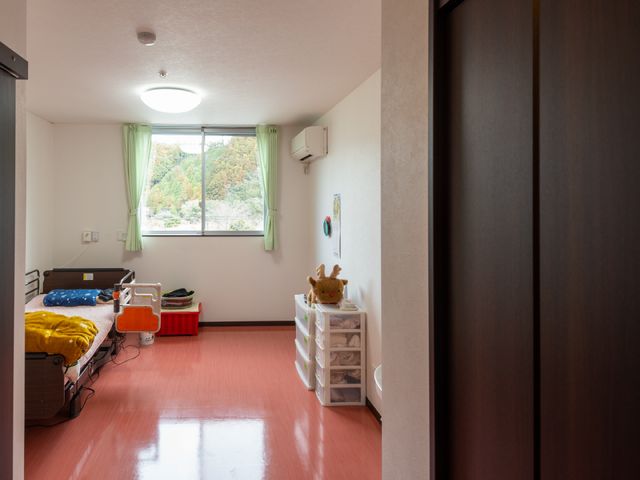 居心地の良い居室空間 居室 清潔感のある広々とした居室です。自然光が差し込む窓からは、緑豊かな景色を望むことができ、心地よい生活空間を提供しております。