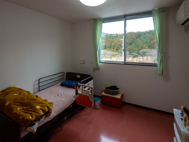 窓から光差す居室 居室 ゆったりとしたベッドと窓辺から見える自然の景色が心地よい個室です。こちらの空間で快適な時間を過ごされている方のサポートをしませんか。