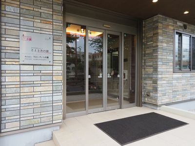 明るいエントランスの正面