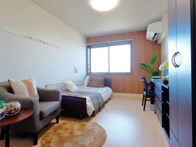 快適な居室の風景 居室 広々とした居室には、自然光が差し込む窓と快適な椅子があり、安らぎの空間です。