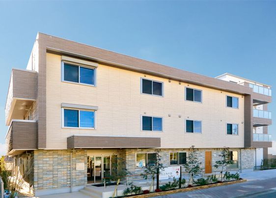 モダンな三階建ての建物外観