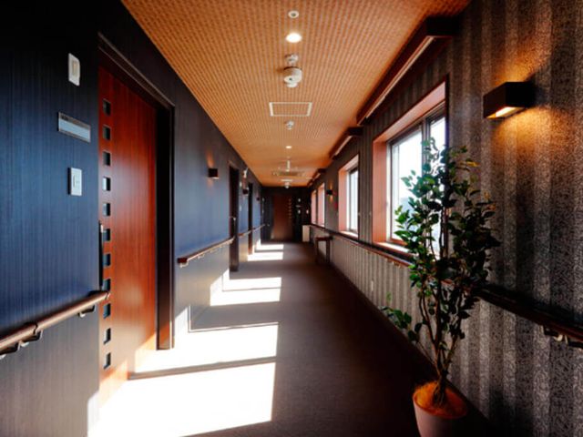 自然光が入る廊下 廊下 自然光が差し込む明るい廊下です。手すりが設置されており、安全に配慮されています。