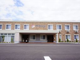 明るい外観の建物エントランス